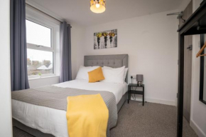 Self containted 1 Bed modern apartment- Meters from Beach - Parking Available